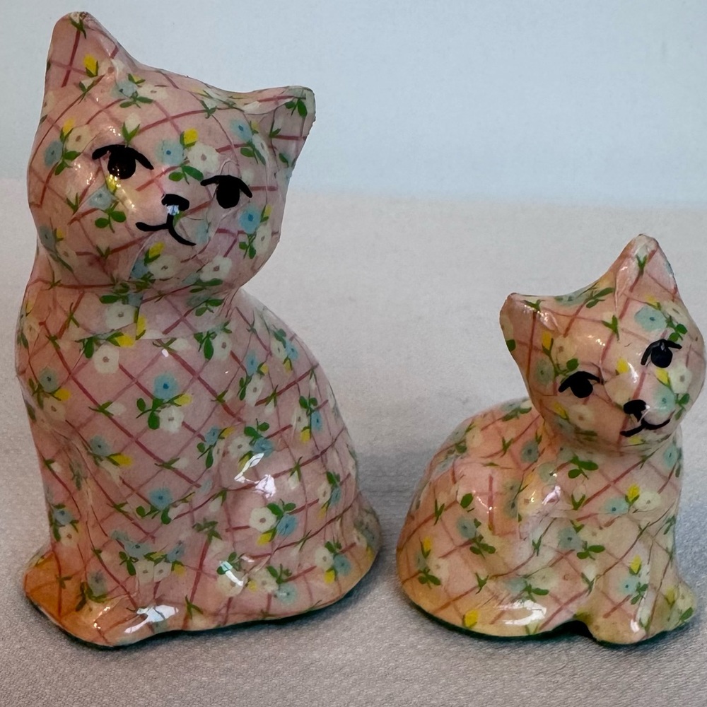 Miniature cat figurines with floral chintz decoupage pattern - Picture 4 of 7